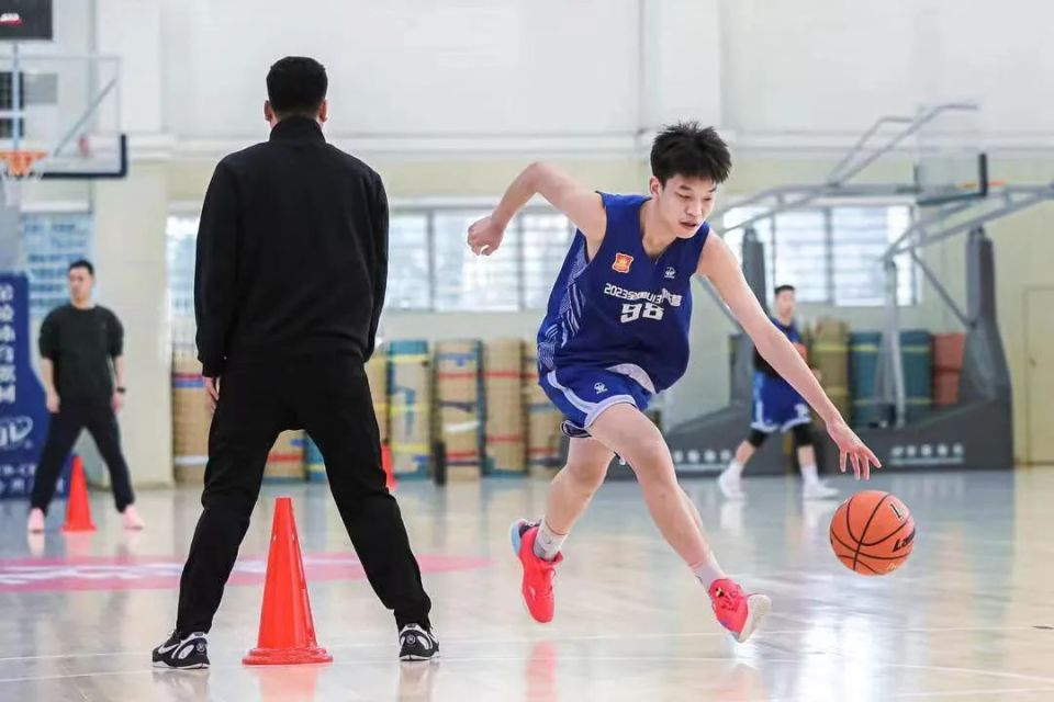B体育官方网址：中国篮球青训营成果初显，年轻球员潜力无限的简单介绍